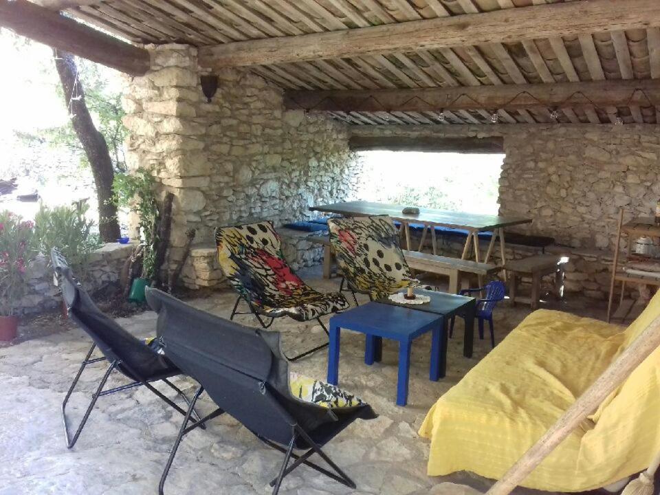 Le Jas Des Aiguiers Hotel Saint-Saturnin-les-Apt Luaran gambar